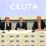 El presidente del Partido Popular, Alberto Núñez Feijóo; el presidente de la ciudad autónoma de Ceuta, Juan Jesús Vivas, y el presidente del EPP, Manfred Weber. Gabriela Sardá Núñez / Europa Press
