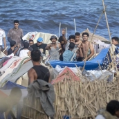 Migrantes en la playa de Trampolín, en Ceuta. Marcos Moreno / Europa Press