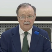 El presidente de la ciudad autónoma de Ceuta, Juan Jesús Vivas, durante la rueda de prensa junto a Feijóo y Weber. Fuente: PP en X