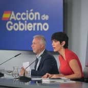 La ministra de Inclusión, Seguridad Social y Migraciones, y portavoz del Gobierno, Elma Saiz, durante su intervención en la rueda de prensa tras el Consejo de Ministros. Pool Moncloa/Sandra Armada