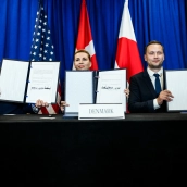 El presidente estadounidense Donald Trump, la primera ministra danesa Mette Frederiksen y el primer ministro de Groenlandia, Jens-Frederik Nielsen, en la firma de un acuerdo trilateral sobre la seguridad de Groenlandia. Fuente: White House en X