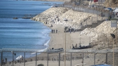 Efectivos de la policía marroquí al otro lado de la frontera de El Tarajal, en Ceuta. Foto de archivo: Marcos Moreno / Europa Press