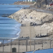 Efectivos de la policía marroquí al otro lado de la frontera de El Tarajal, en Ceuta. Foto de archivo: Marcos Moreno / Europa Press