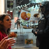 La eurodiputada y candidata de Podemos a las próximas elecciones generales, Irene Montero, frente al cordón policial en el deshaucio de Maricarmen esta mañana en Madrid. Fuente: PODEMOS