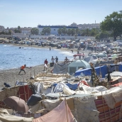 Varios migrantes, en la playa del Trampolín, en Ceuta, esta mañana. Marcos Moreno / Europa Press