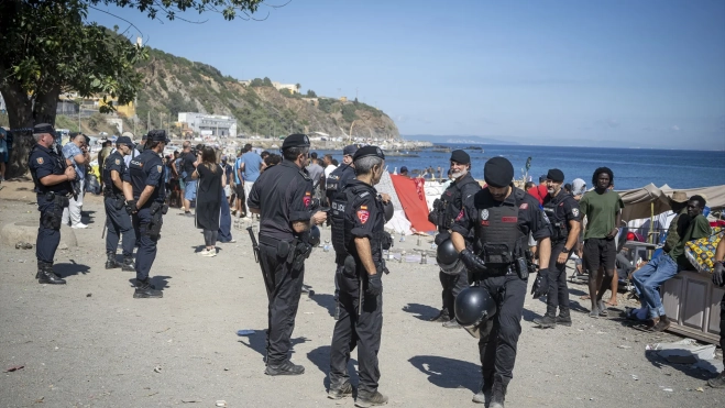 La Policía Local en la playa del Trampolín, en Ceuta, esta mañana. Marcos Moreno / Europa Press La Policía Local en la playa del Trampolín, en Ceuta, esta mañana. Marcos Moreno / Europa Press