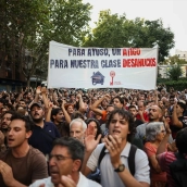 Decenas de personas durante una concentración frente al ático de Chamberí tras el desahucio de Maricarmen. Alejandro Martínez Vélez / Europa Press