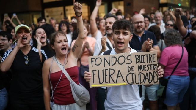 Young demonstrators at the concentration in front of the Chamberí penthouse after Maricarmen's eviction. Alejandro Martínez Vélez / Europa Press Young demonstrators at the concentration in front of the Chamberí penthouse after Maricarmen's eviction. Alejandro Martínez Vélez / Europa Press