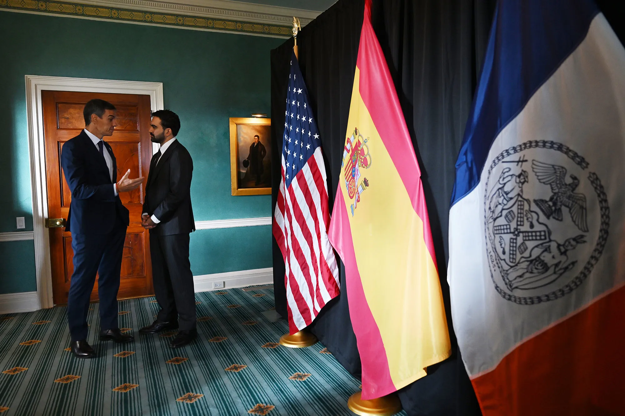 El presidente del Gobierno, Pedro Sánchez, y el alcalde de Nueva York, Zohran Mamdani, conversan en la residencia oficial del alcalde. Pool Moncloa / Borja Puig de la Bellacasa El presidente del Gobierno, Pedro Sánchez, y el alcalde de Nueva York, Zohran Mamdani, conversan en la residencia oficial del alcalde. Pool Moncloa / Borja Puig de la Bellacasa