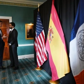 El presidente del Gobierno, Pedro Sánchez, y el alcalde de Nueva York, Zohran Mamdani, conversan en la residencia oficial del alcalde. Pool Moncloa / Borja Puig de la Bellacasa