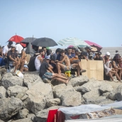 Varios migrantes acampados en la playa del Trampolín, en Ceuta. Marcos Moreno / Europa Press