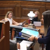 La portavoz de Junts en el Congreso, Miriam Nogueras, le entregaba propuestas del partido al presidente del Gobierno, Pedro Sánchez, el pasado 3 de septiembre. Eduardo Parra / Europa Press