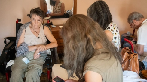 Maricarmen minutos antes de ser desahuciada de su casa el pasado miércoles, acompañada por sus familiares y miembros del Sindicato de Inquilinas. Fernando Sánchez / Europa Press