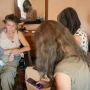 Maricarmen minutos antes de ser desahuciada de su casa el pasado miércoles, acompañada por sus familiares y miembros del Sindicato de Inquilinas. Fernando Sánchez / Europa Press