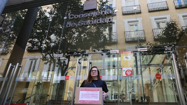 Lola Martín entrega las firmas ante la Consejería de Sanidad de la Comunidad de Madrid. Fuente: Change.org
