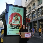 Lola Martín con las más de 27.000 firmas para exigir que que los pacientes puedan acceder gratuitamente al servicio de televisión durante su ingreso hospitalario. Fuente: Change.org