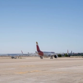 EuropaPress 7583532 avion iberia despedida papa antes partir rumbo barcelona aeropuerto