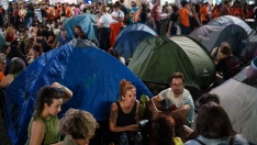 EuropaPress 7803267 centenares personas comienzan acampada improvisada puerta sol manifestacion