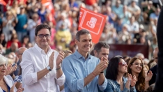 El secretario general del PSOE y presidente del Gobierno, Pedro Sánchez (d), acompañado del secretario general del PSOE de Madrid
