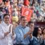El secretario general del PSOE y presidente del Gobierno, Pedro Sánchez (d), acompañado del secretario general del PSOE de Madrid