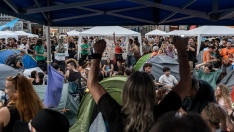 Numerosas personas pasan la segunda noche acampados en tiendas de campaña para exigir la aprobación de un decreto sobre vivienda. Diego Radamés / Europa Press