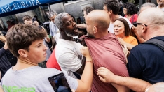 Decenas de personas exigen Bertrand Ndongo que se vaya durante la acampada en por la vivienda, en la Puerta del Sol. Carlos Luján / Europa Press