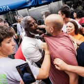 Decenas de personas exigen Bertrand Ndongo que se vaya durante la acampada en por la vivienda, en la Puerta del Sol. Carlos Luján / Europa Press