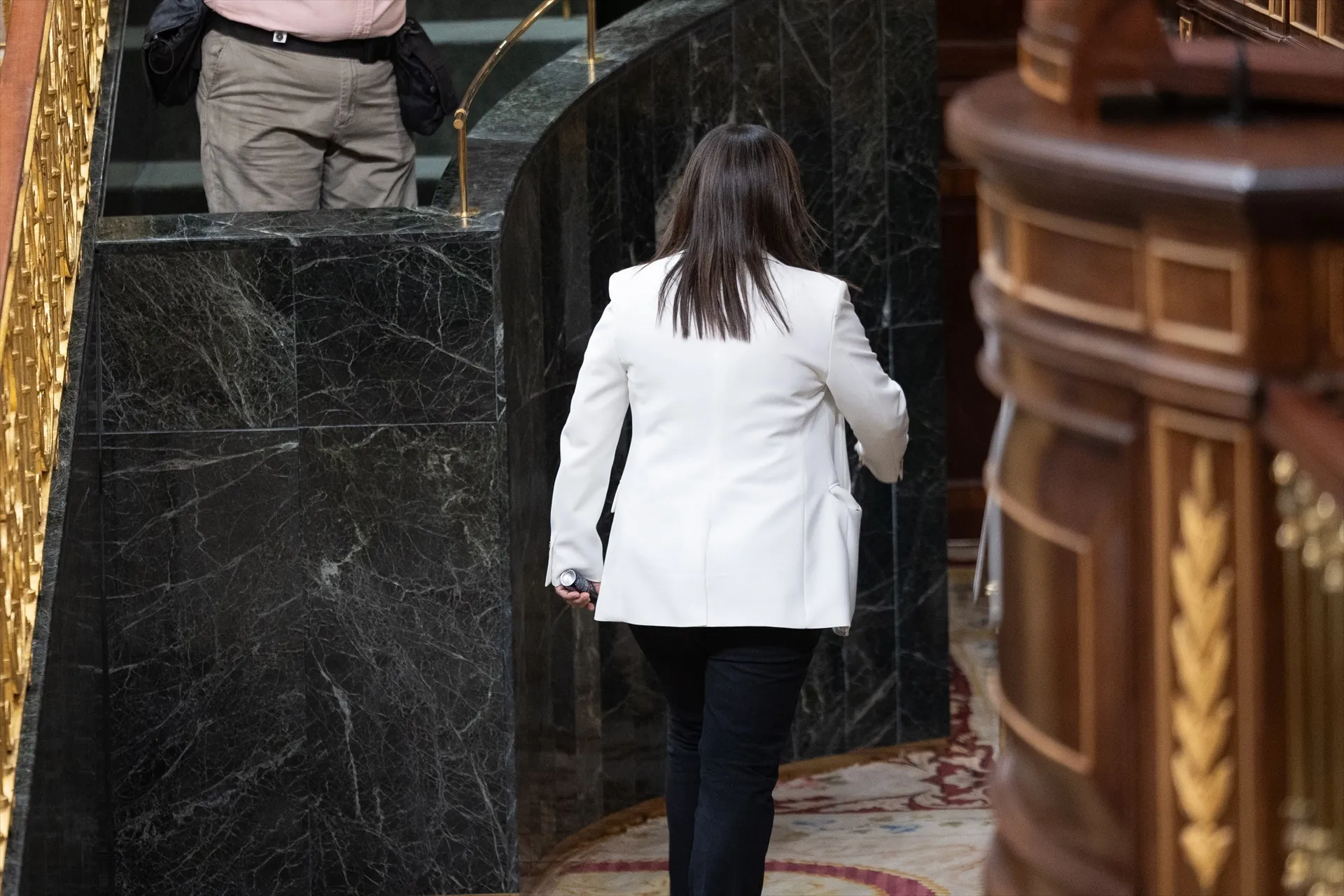 La diputada del PP, Ana Vázquez, tras ser expulsada por llevar un bote de gas pimienta durante una sesión de control al Gobierno. Jesús Hellín / Europa Press