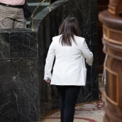 La diputada del PP, Ana Vázquez, tras ser expulsada por llevar un bote de gas pimienta durante una sesión de control al Gobierno. Jesús Hellín / Europa Press