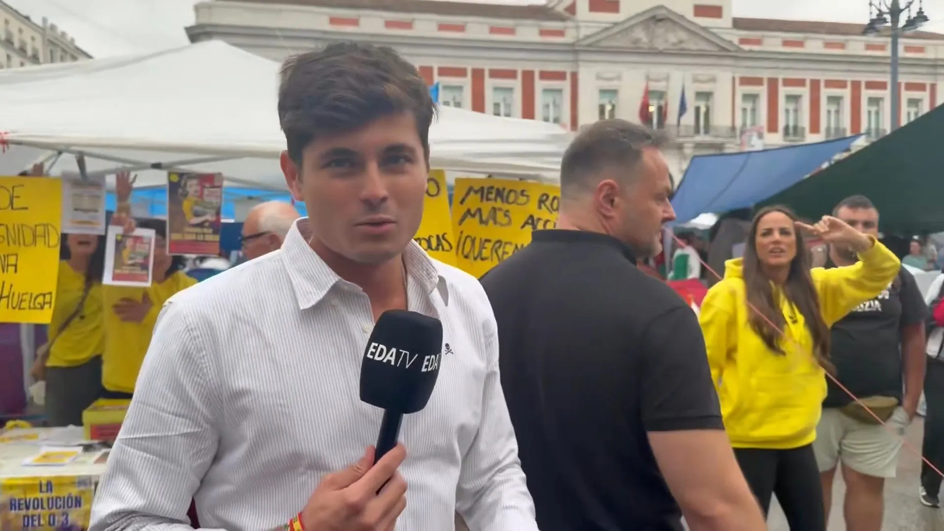 El agitador ultra Vito Quiles en la Puerta del Sol antes de ser echado por los manifestantes en defensa de la vivienda. Fuente: X El agitador ultra Vito Quiles en la Puerta del Sol antes de ser echado por los manifestantes en defensa de la vivienda. Fuente: X