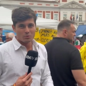 El agitador ultra Vito Quiles en la Puerta del Sol antes de ser echado por los manifestantes en defensa de la vivienda. Fuente: X