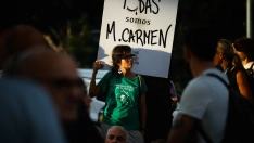 Varias personas durante una manifestación del Sindicat de Llogateres frente al Palau de Congressos de Catalunya ayer en Barcelona. Kike Rincón / Europa Press