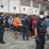 Migrantes caminan por las calles de la ciudad, a 28 de septiembre de 2026, en Ceuta. Marcos Moreno / Europa Press
