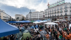 Numerosas personas acampan en tiendas de campaña para exigir la aprobación de un decreto sobre vivienda, en la Puerta del Sol. Diego Radamés / Europa Press