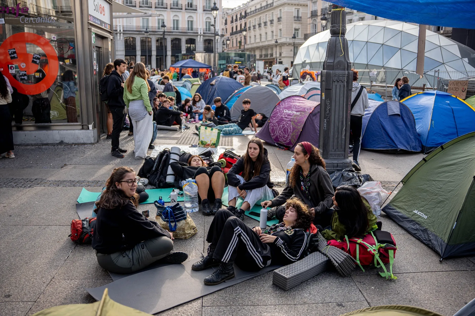 EuropaPress 7807195 decenas personas continuan acampada decreto maricarmen puerta sol 29