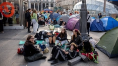 EuropaPress 7807195 decenas personas continuan acampada decreto maricarmen puerta sol 29