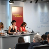 La vicepresidenta segunda y ministra de Trabajo y Economía Social, Yolanda Díaz; la ministra de Inclusión, Seguridad Social y Migraciones y portavoz del Gobierno, Elma Saiz, y la ministra de Sanidad, Mónica García.  Jaime Luján Alarcón / Europa Press