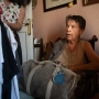 Maricarmen prepara una bolsa con sus cosas, a 23 de septiembre de 2026, en Madrid (España). Fernando Sánchez / Europa Press.