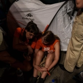 Centenares de personas comienzan una acampada improvisada en la Puerta del Sol durante una manifestación para denunciar el desahucio de Maricarmen Abascal. Matias Chiofalo / Europa Press.