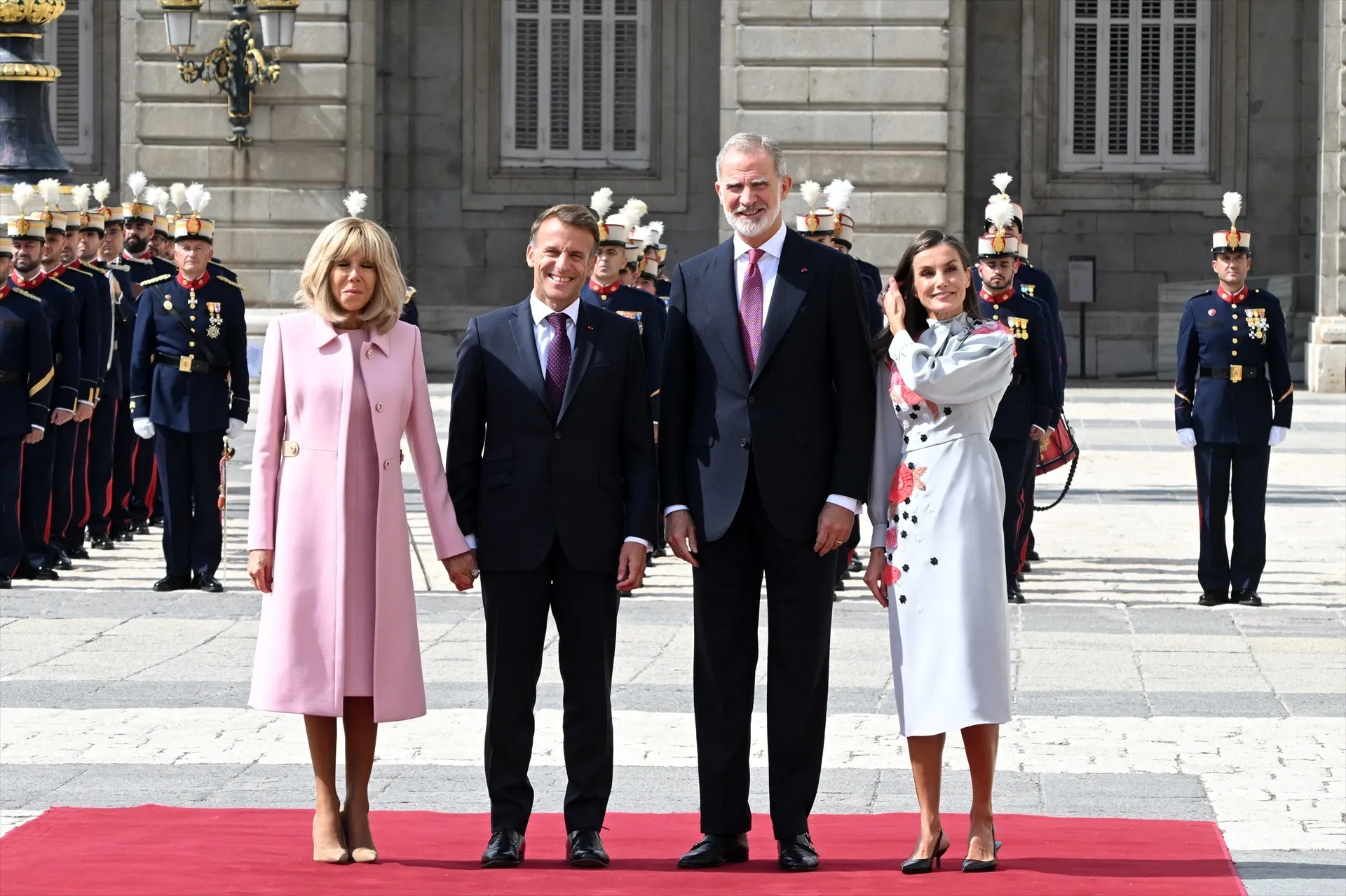 Brigitte Macron, Emmanuel Macron, el Rey Felipe VI y la Reina Letizia posan para los medios durante la recepción con honores en el Palacio Real, a 29 de septiembre de 2026, en Madrid (España).José Oliva / Europa Press. Brigitte Macron, Emmanuel Macron, el Rey Felipe VI y la Reina Letizia posan para los medios durante la recepción con honores en el Palacio Real, a 29 de septiembre de 2026, en Madrid (España).José Oliva / Europa Press.
