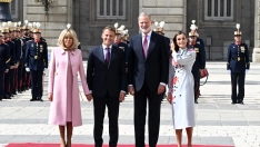Brigitte Macron, Emmanuel Macron, el Rey Felipe VI y la Reina Letizia posan para los medios durante la recepción con honores en el Palacio Real, a 29 de septiembre de 2026, en Madrid (España).  José Oliva / Europa Press.