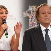 La vicepresidenta segunda del Gobierno, Yolanda Díaz (i), y el cantante Julio Iglesias (d). Elaboración propia (Imágenes de EP)