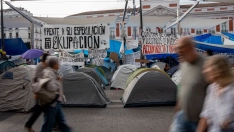 EuropaPress 7807201 decenas personas continuan acampada decreto maricarmen puerta sol 29