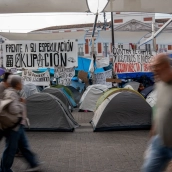 Decenas de personas continúan en la acampada por el 'Decreto Maricarmen' en la Puerta del Sol, este martes 29 de septiembre. Gabriel Luengas / Europa Press