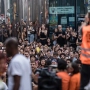 Decenas de personas durante la asamblea informativa del Sindicato de Inquilinas en la Puerta del Sol esta tarde. Diego Radamés / Europa Press