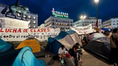 Decenas de personas continúan acampadas en la Puerta del Sol por la vivienda. Diego Radamés / Europa Press