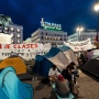 Decenas de personas continúan acampadas en la Puerta del Sol por la vivienda. Diego Radamés / Europa Press