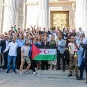 Varios saharauis celebran la aprobación de la ley para nacionalizarles, tras una sesión plenaria en el Congreso de los Diputados, a 10 de septiembre de 2026, en Madrid. Isa Saiz / Europa Press