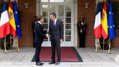 EuropaPress 7810282 presidente gobierno pedro sanchez recibe presidente republica francesa