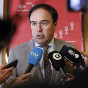 El president de la Generalitat Valenciana, Juanfran Pérez Llorca, atiende a los medios a su llegada a la entrega de los XVI Premios Pepe Miquel del Cooperativismo Valenciano. Rober Solsona / Europa Press.